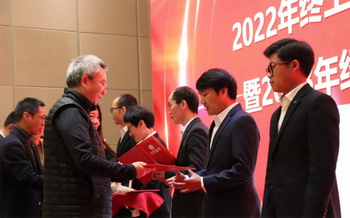 董事長(zhǎng)為獲獎(jiǎng)?wù)哳C發(fā)榮譽(yù)證書(shū)